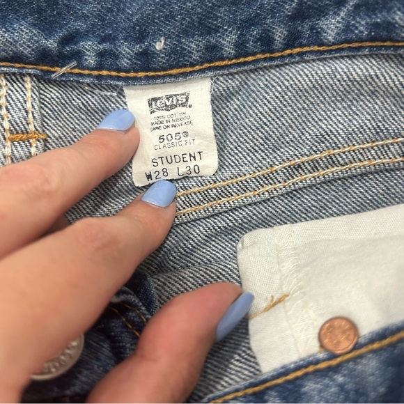 Levi’s 505 medium wash denim cut off women’s shorts size 28 - Picture 6 of 7